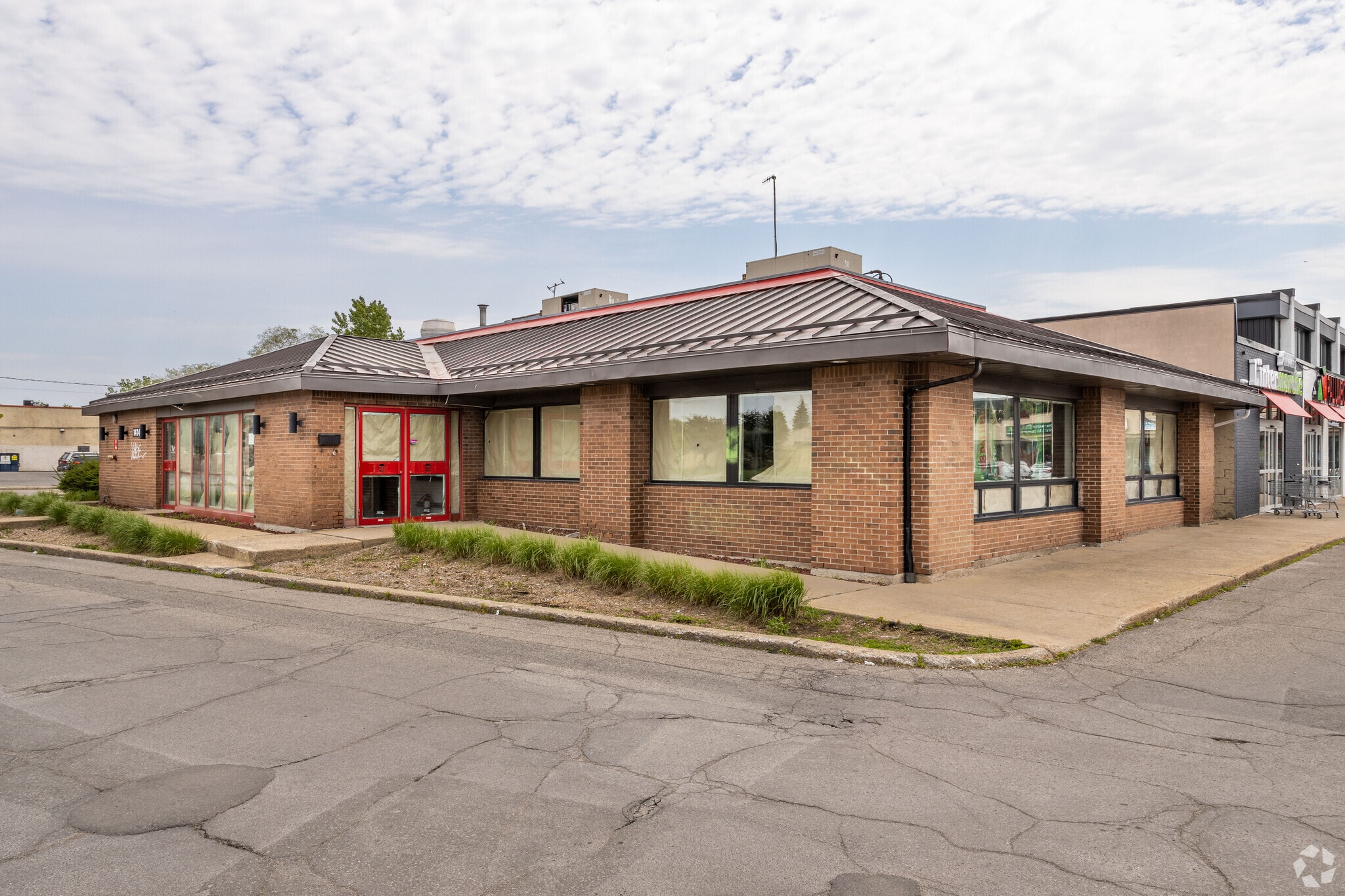 14140 Boul de Pierrefonds, Montréal, QC for sale Primary Photo- Image 1 of 1