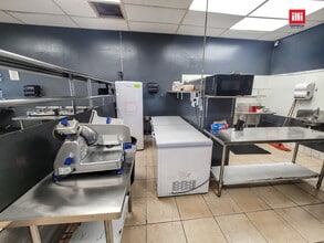 6026-6040 Reseda Blvd, Tarzana, CA for lease Interior Photo- Image 1 of 6