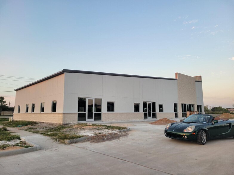 2905 E League City Parkway, League City, TX 77573