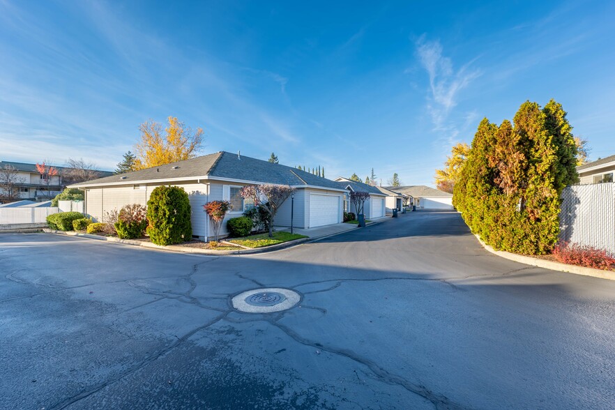 1221 Skeeters Ln, Medford, OR for sale - Building Photo - Image 3 of 4