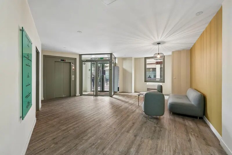 43 Rue Jean Jaurès, Levallois-Perret for lease Lobby- Image 1 of 13