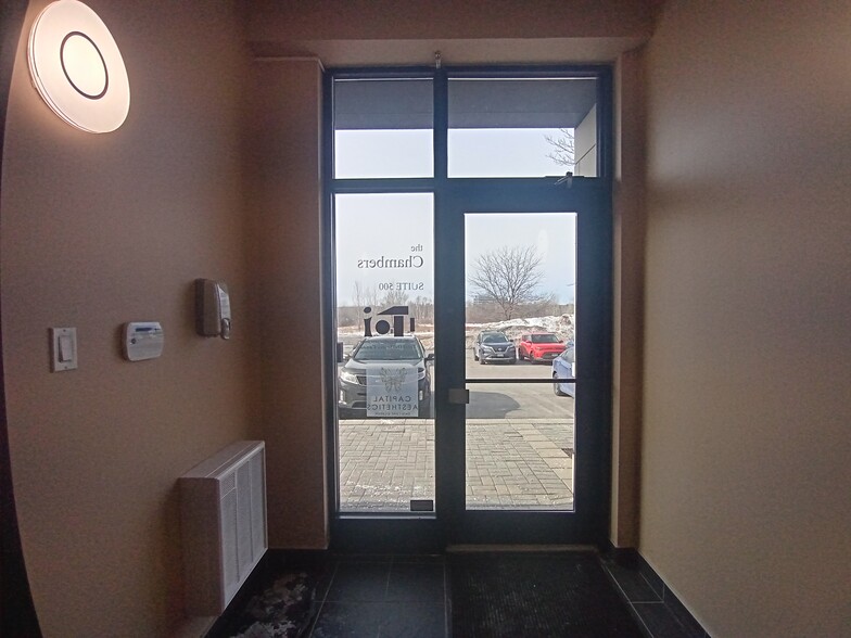 300 Terry Fox Dr, Ottawa, ON for sale - Interior Photo - Image 3 of 33