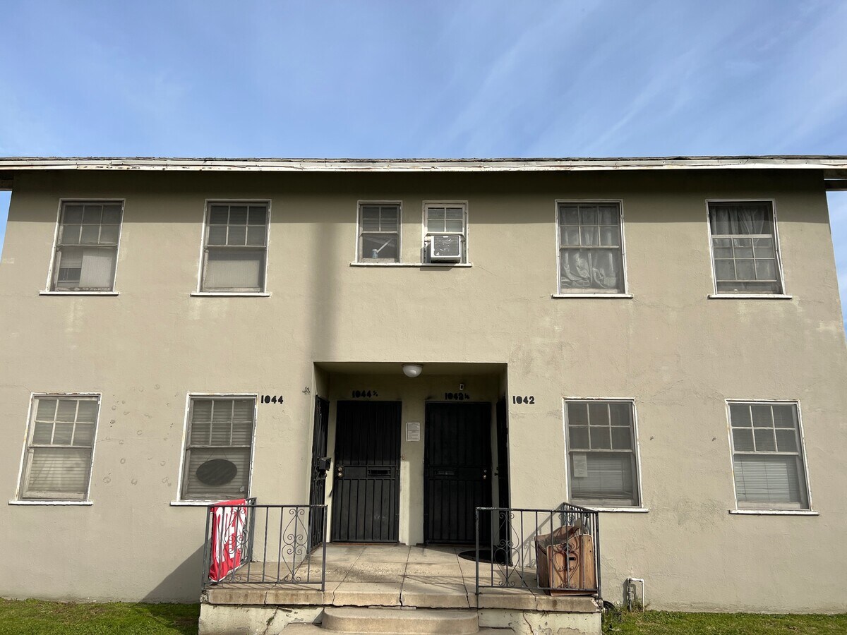 1042 N Avalon Blvd, Wilmington, CA 90744