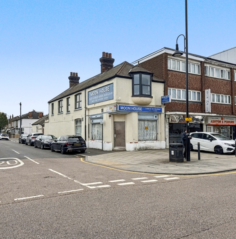 64 Victoria Rd, Romford for lease Primary Photo- Image 1 of 9