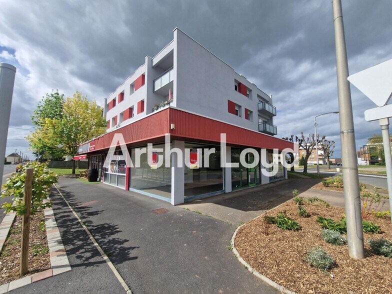 Retail in MEZIDON VALLEE D'AUGE for lease - Building Photo - Image 1 of 3