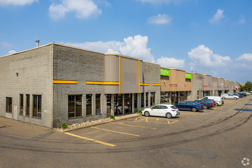 3370-3418 Boul Industriel, Laval, QC for lease - Building Photo - Image 2 of 7