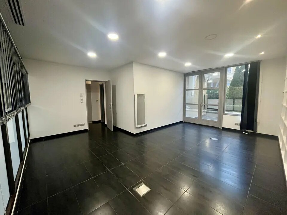 Office in Aix-en-Provence for lease Interior Photo- Image 1 of 9