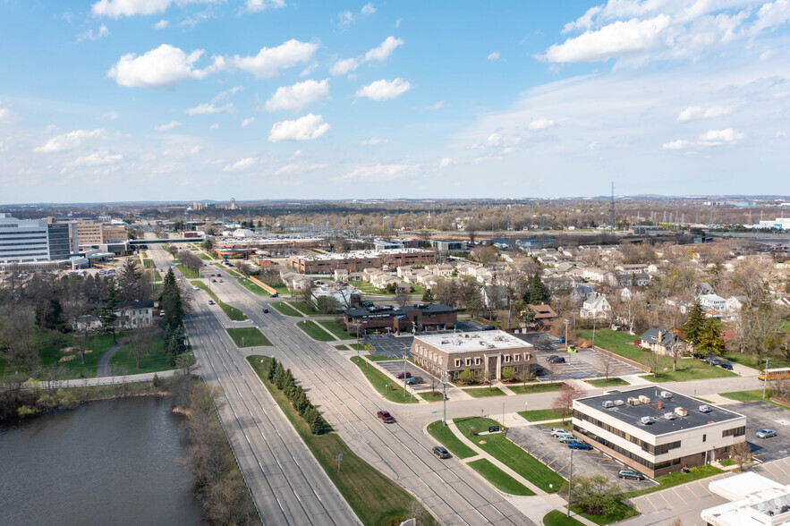 44004 Woodward Ave, Bloomfield Hills, MI for lease - Aerial - Image 3 of 4