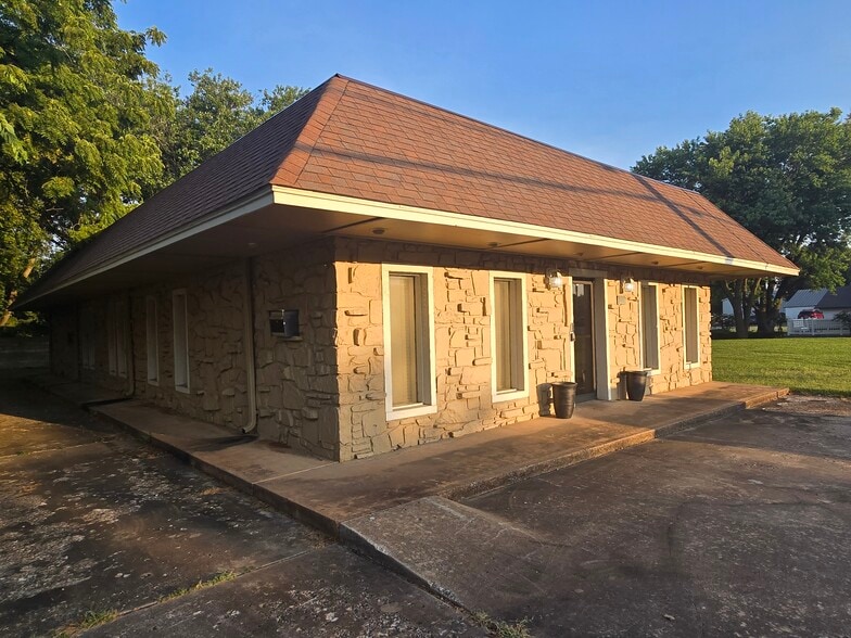 214 Elm Pl, Broken Arrow, OK for sale - Primary Photo - Image 1 of 11