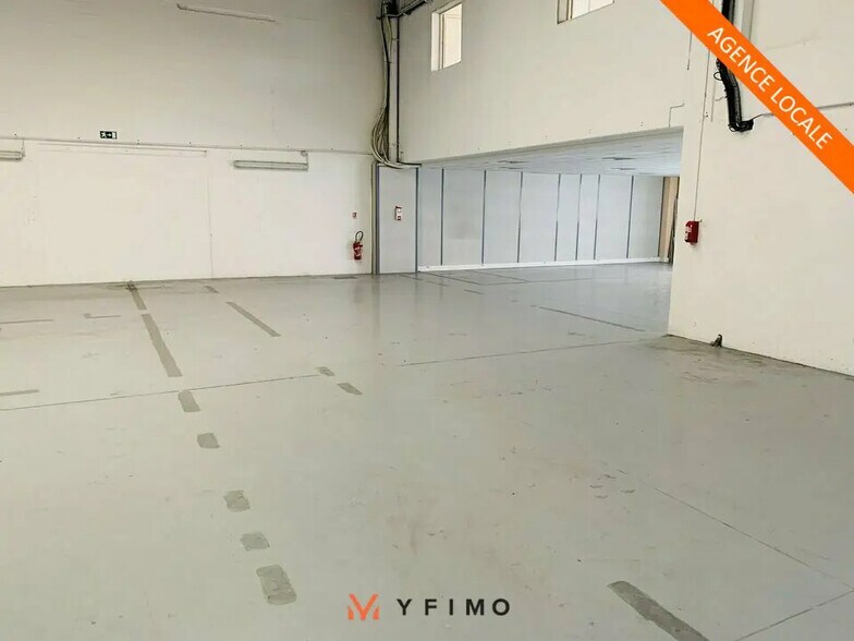 Flex in Poissy for lease - Interior Photo - Image 1 of 5