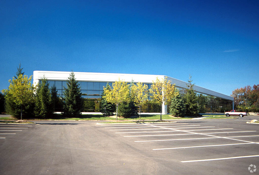 31700 Middlebelt Rd, Farmington Hills, MI for lease - Building Photo - Image 3 of 11