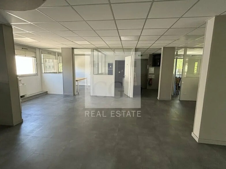 Office in Lyon for lease - Interior Photo - Image 3 of 10