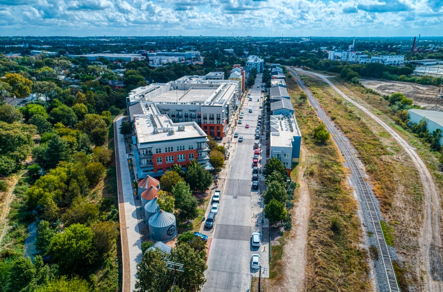 423 Blue Star, San Antonio, TX for lease - Building Photo - Image 3 of 23