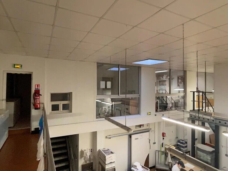 Flex in Villejuif for sale - Building Photo - Image 2 of 8