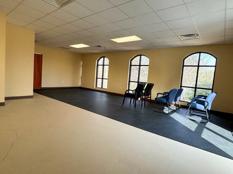 1930 Powder Springs Rd, Marietta, GA for lease - Interior Photo - Image 2 of 23