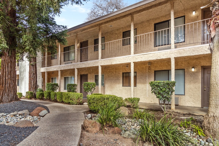 Student Housing Portfolio portfolio of 7 properties for sale on LoopNet.com - Building Photo - Image 2 of 5