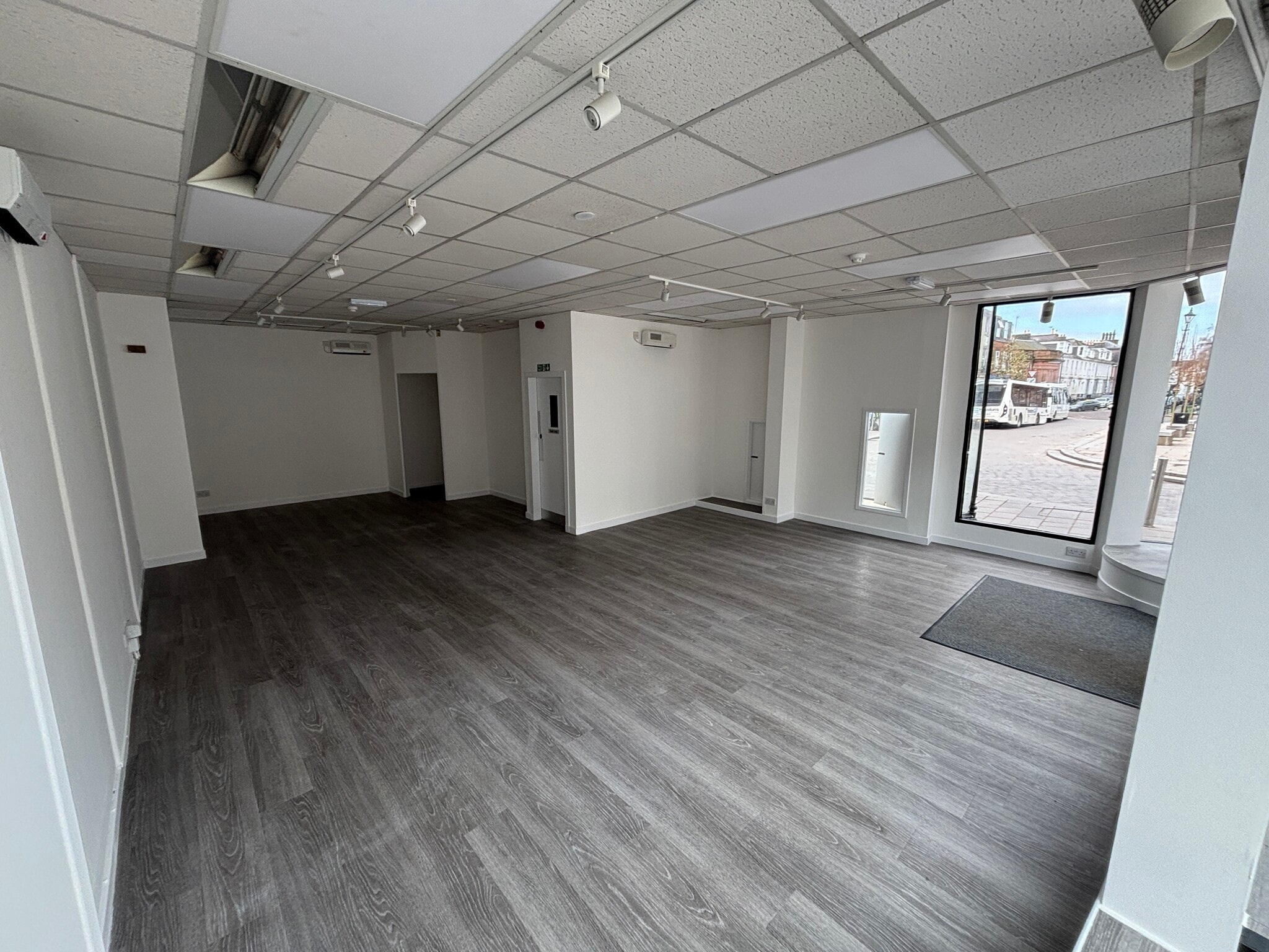 197 High St, Dumfries for lease Interior Photo- Image 1 of 3