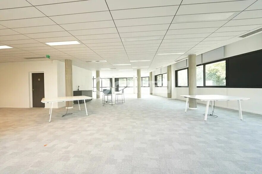 Office in Champagne-au-Mont-d'Or for lease - Interior Photo - Image 2 of 7
