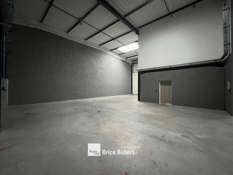 Flex in Chassieu for lease - Interior Photo - Image 3 of 6