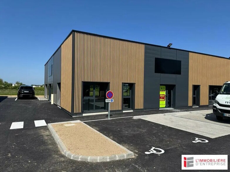 Flex in La Bouëxière for lease - Building Photo - Image 2 of 11