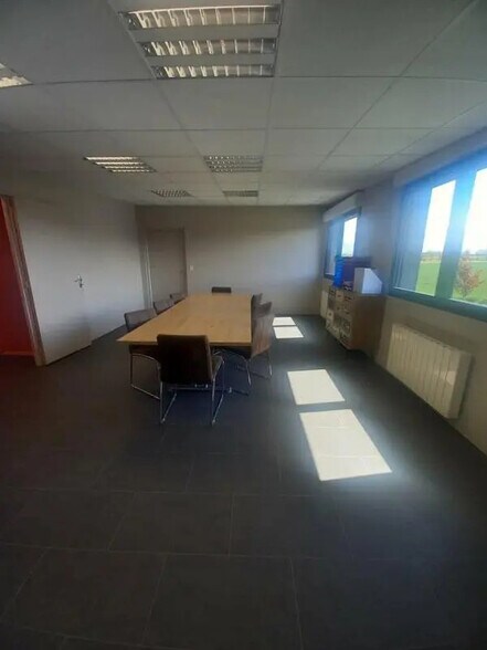 Flex in DOUVRES-LA-DÉLIVRANDE for lease - Interior Photo - Image 3 of 8