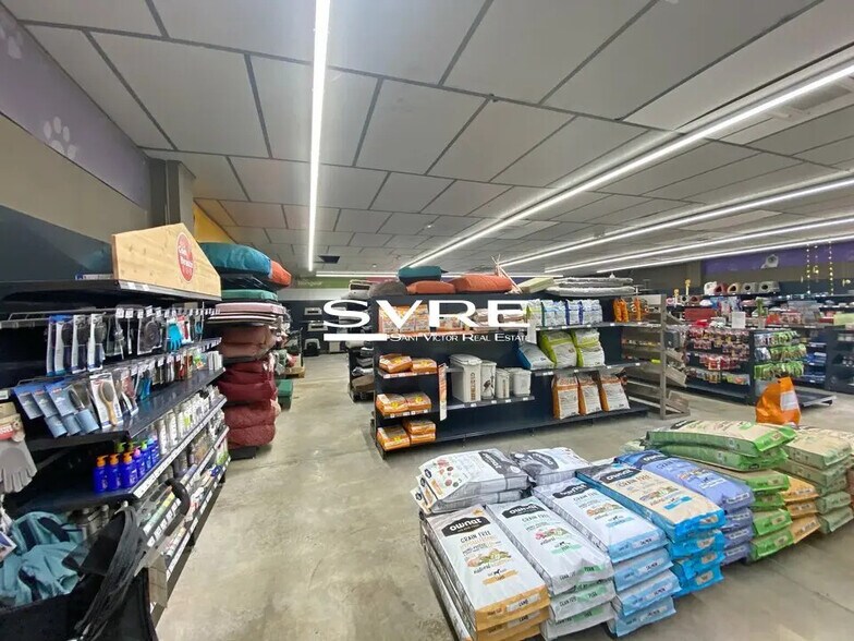 Retail in Vitrolles for lease - Interior Photo - Image 3 of 6