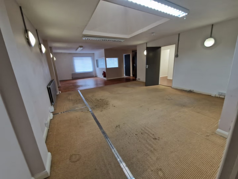67A Willowfield Rd, Eastbourne for lease - Interior Photo - Image 3 of 7