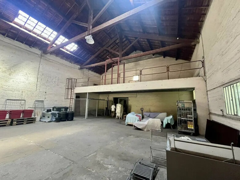 Flex in Carpentras for lease - Interior Photo - Image 2 of 12