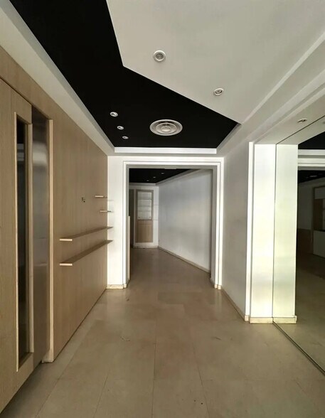 Retail in Paris for sale - Interior Photo - Image 2 of 4