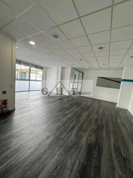 Retail in Vincennes for lease - Interior Photo - Image 2 of 6