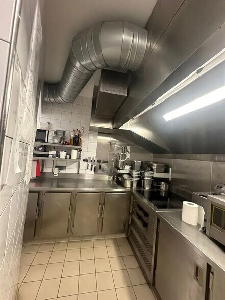 Retail in Paris for lease - Interior Photo - Image 3 of 5