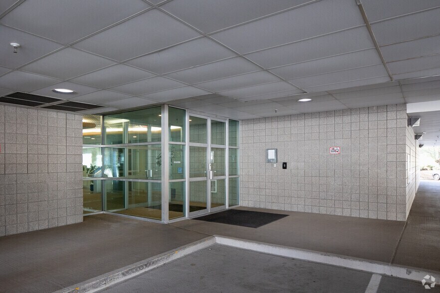 999 Riverview Dr, Totowa, NJ for lease - Building Photo - Image 2 of 3