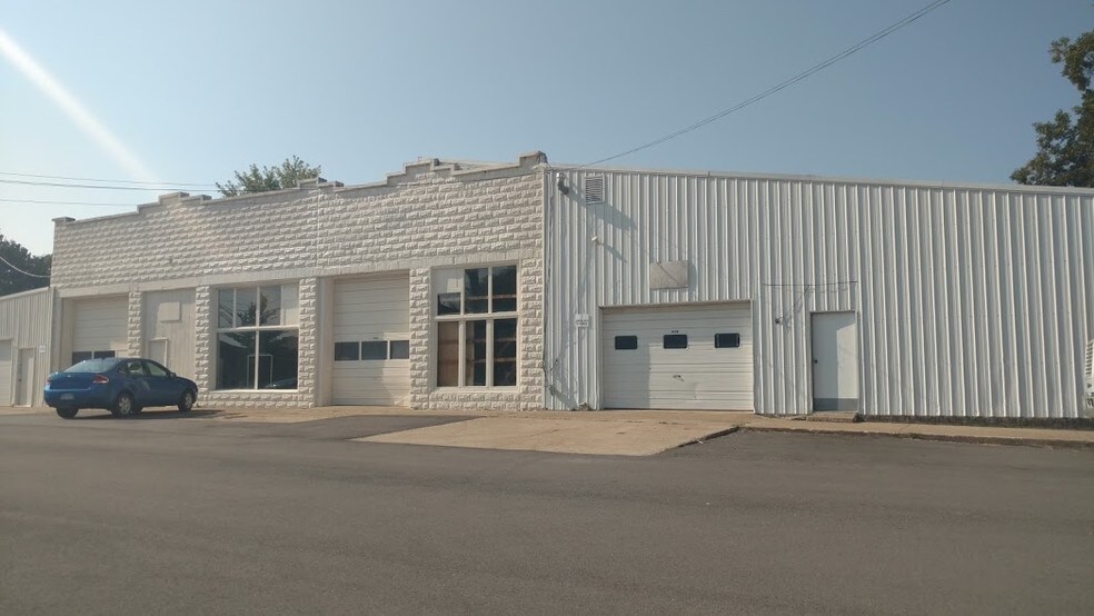 407 W Second St, Stover, MO 65078