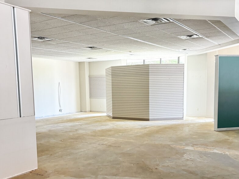 7705 Quaker Ave, Lubbock, TX for lease - Interior Photo - Image 2 of 73