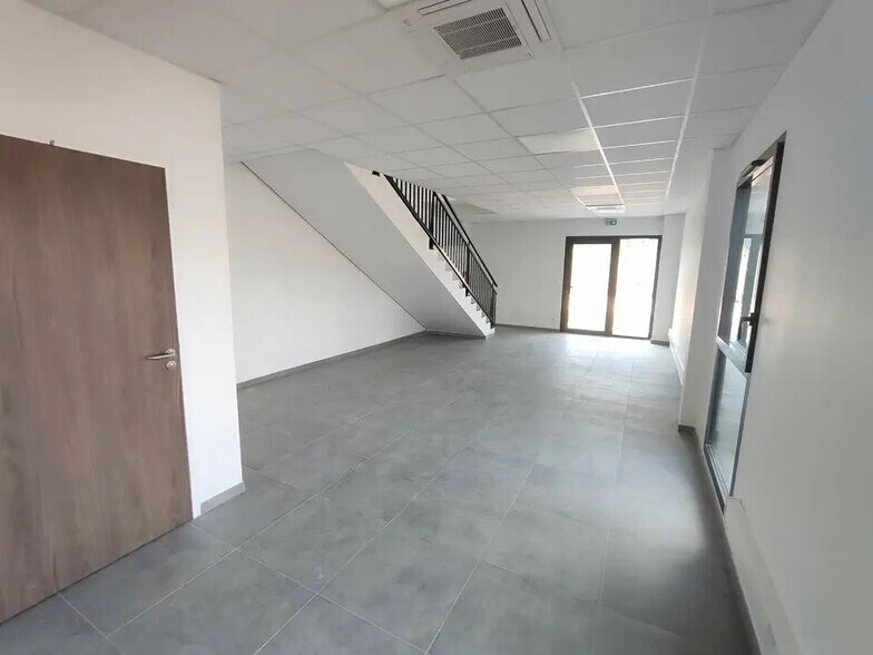 Flex in Villette-d'Anthon for sale - Interior Photo - Image 2 of 9