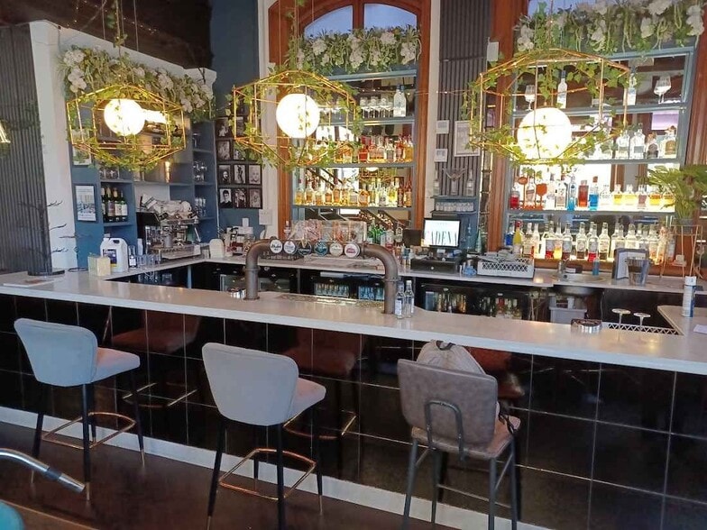 3 The Cross & Chandlery House portfolio of 2 properties for sale on LoopNet.com - Building Photo - Image 2 of 11