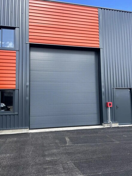 Flex in Roche-la-Molière for lease - Building Photo - Image 2 of 11