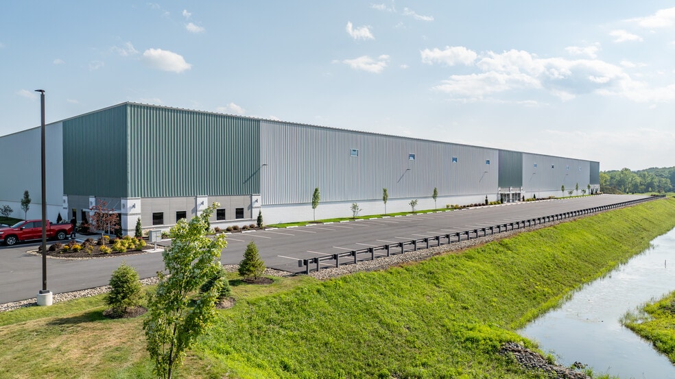 137-147 Commonwealth Dr, Jenkins, PA for lease - Building Photo - Image 3 of 7