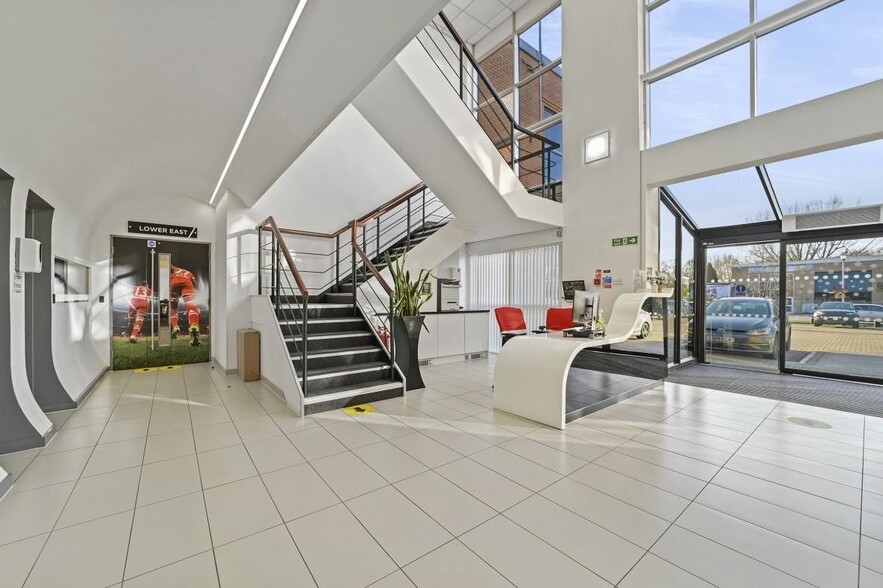 Plane Tree Cres, Feltham for lease - Building Photo - Image 3 of 6