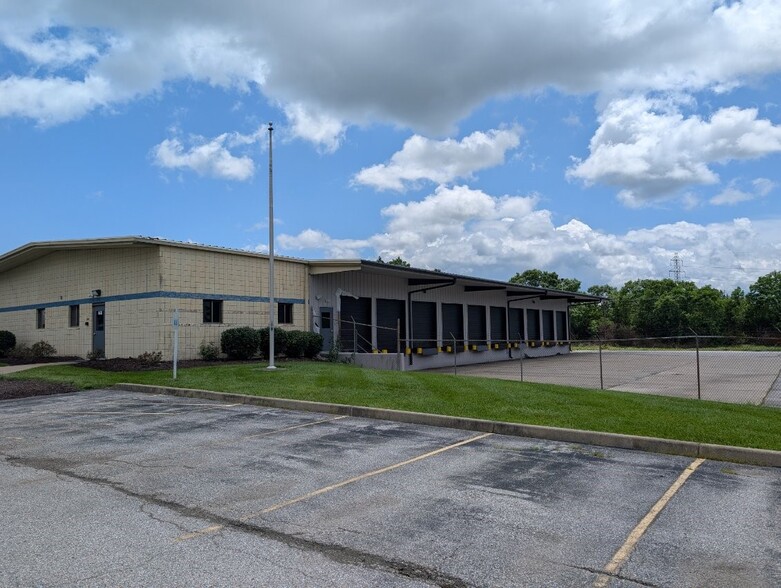 7705 Foundation Dr, Florence, KY for lease - Building Photo - Image 2 of 13