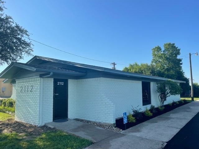 2112 E Highway 82, Gainesville, TX for lease - Building Photo - Image 1 of 11