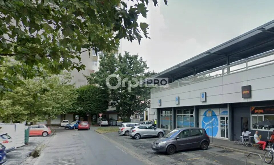 Retail in Pau for lease Building Photo- Image 1 of 3