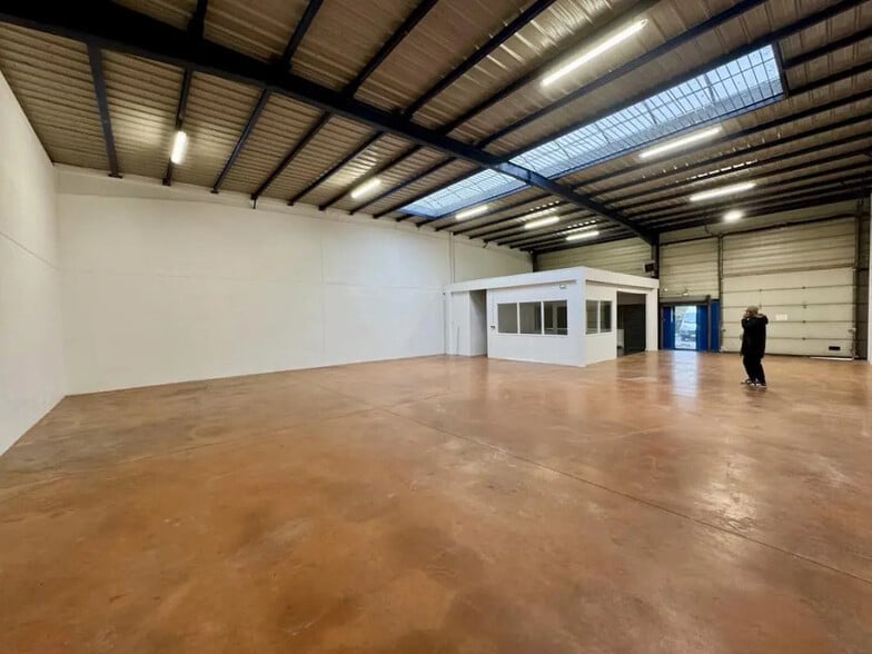 18 Allée Louis Breguet, Villepinte for lease - Interior Photo - Image 1 of 5