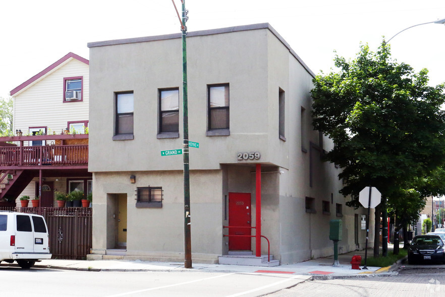 2059 W Grand Ave, Chicago, IL for lease - Primary Photo - Image 1 of 11