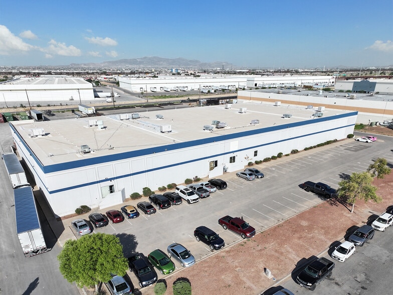9555 Plaza Cir, El Paso, TX for lease - Building Photo - Image 1 of 1