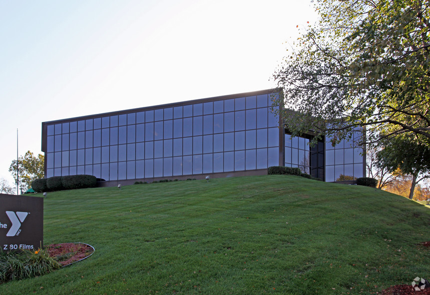 8205 W 108th Ter, Overland Park, KS for lease - Building Photo - Image 2 of 8