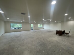 812 W Dallas St, Conroe, TX for lease Interior Photo- Image 1 of 3