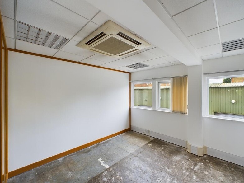 Queens Rd, Barnet for lease - Building Photo - Image 3 of 9
