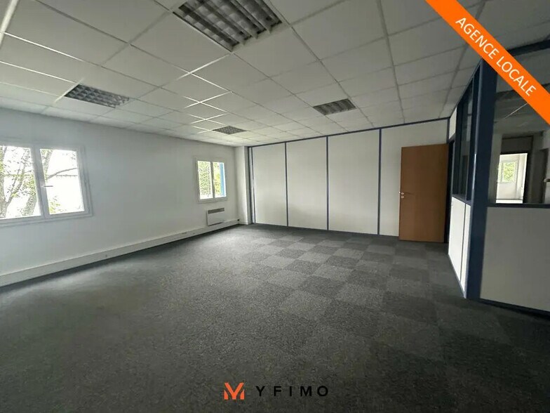 Flex in Coignières for lease - Interior Photo - Image 3 of 7