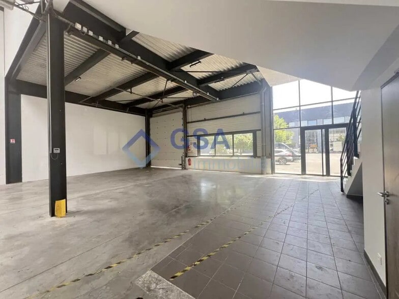 Flex in Lieusaint for lease - Interior Photo - Image 2 of 6